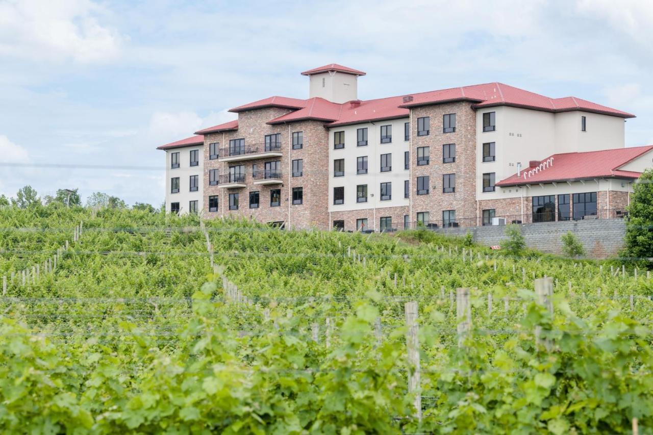 Express & North West-the Vineyard By Ihg Hotel